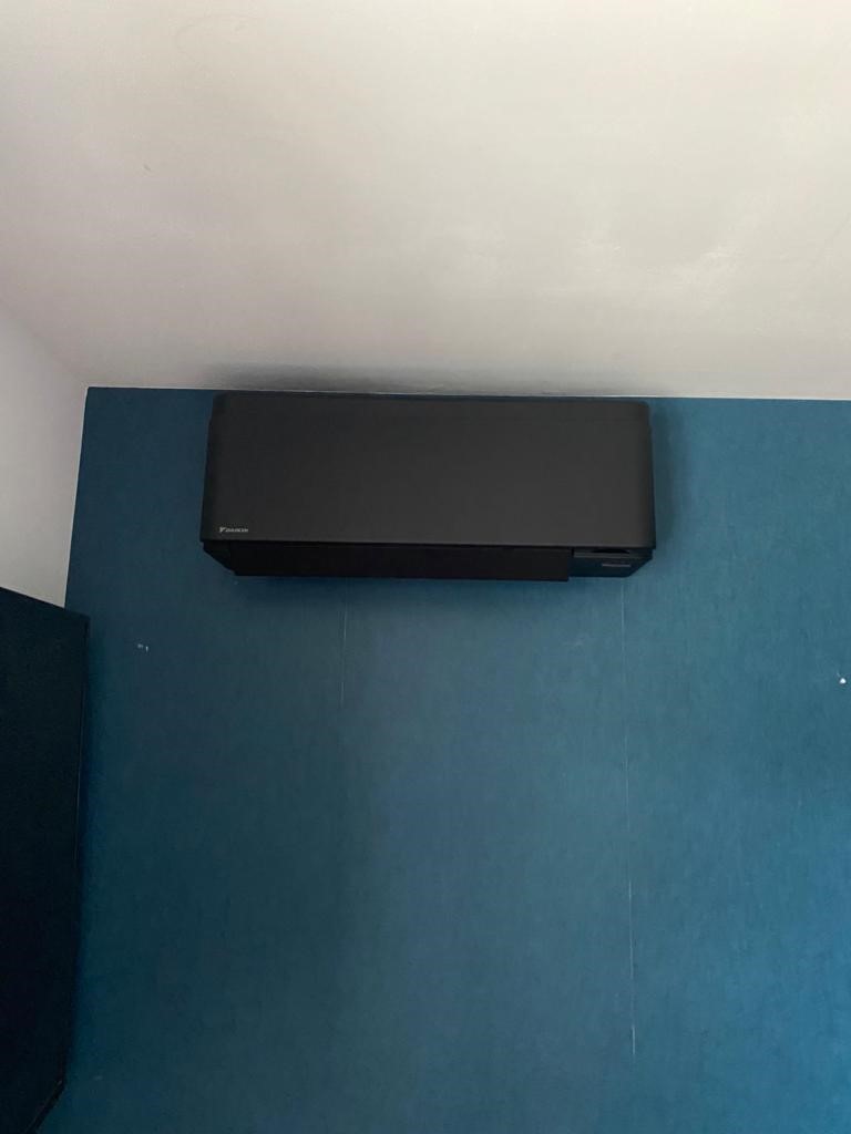 Équipement de climatisation installé par Dôme Auvergne Énergie